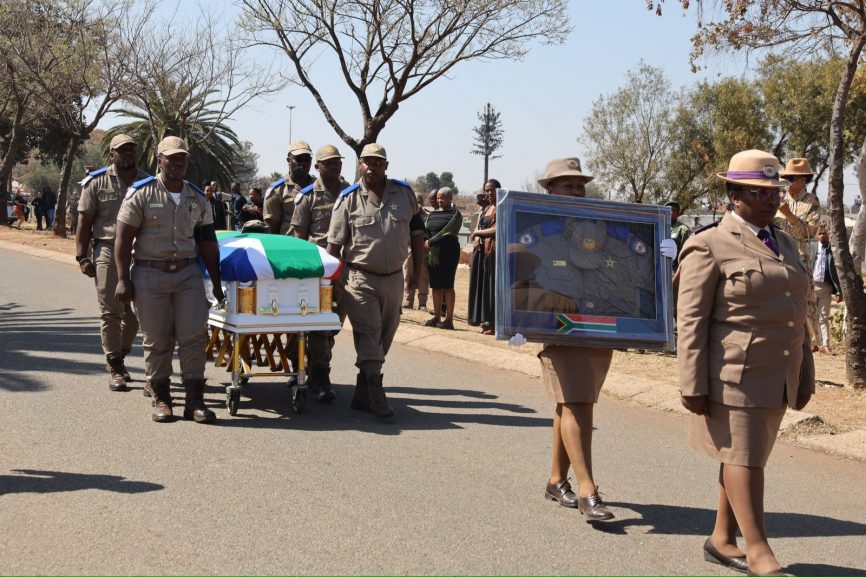 Community, colleagues, and family bid farewell to dedicated officer, highlighting the devastating impact of GBV on men and women alike. Image: Mpumelelo Nkosi via SABC News