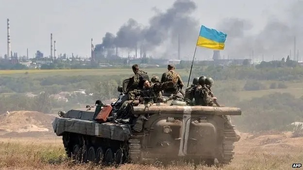 The United States has announced a substantial $988 million assistance package for Ukraine, featuring rockets, drones, and spare parts for artillery maintenance.