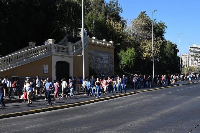 Chile's capital Santiago grinds to a halt amid nationwide blackout. Image: Le Monde .