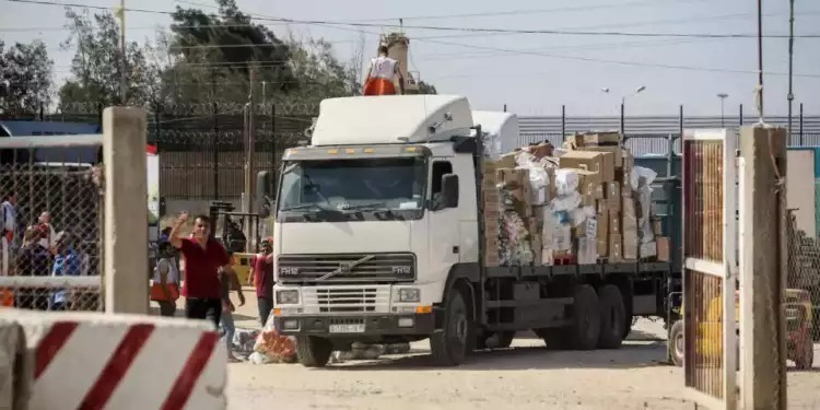 A truck carrying humanitarian aid enters the Gaza Strip through the Rafah crossing, photo: Getty Images