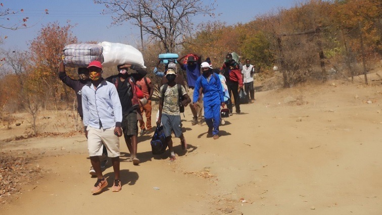 Zimbabweans passing through the Beitbridge border between SA and Zimbabwe. Image: Face of Malawi