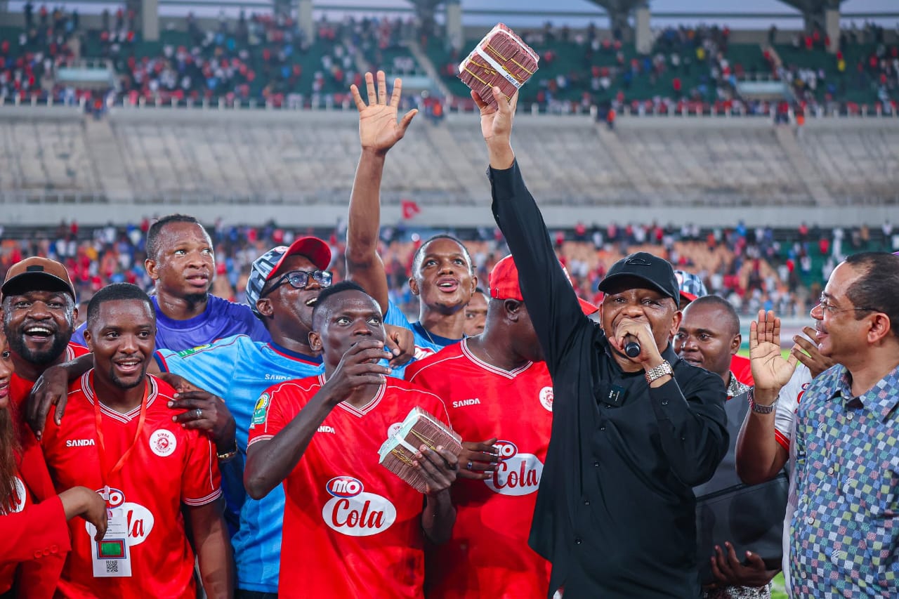 President Samia Suluhu, gave Simba SC $7,600 cash bonus on the pitch for qualifying for the CAF Confederation semifinal. image: Africa Facts Zone shared via X @AfricaFactsZone.