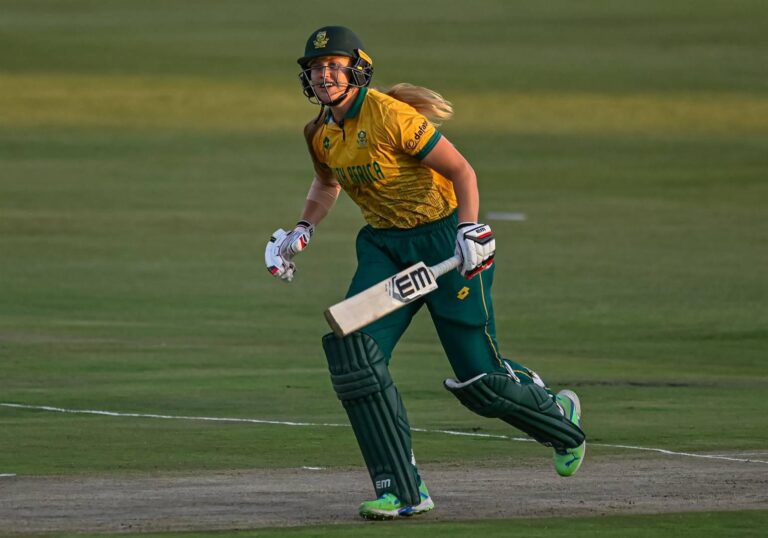 Annerie Dercksen shone with an all-round performance, but South Africa were knocked out of the Servo Cup Tri-Nations Series after falling 23 runs short against India. Image: Netwerk 24.