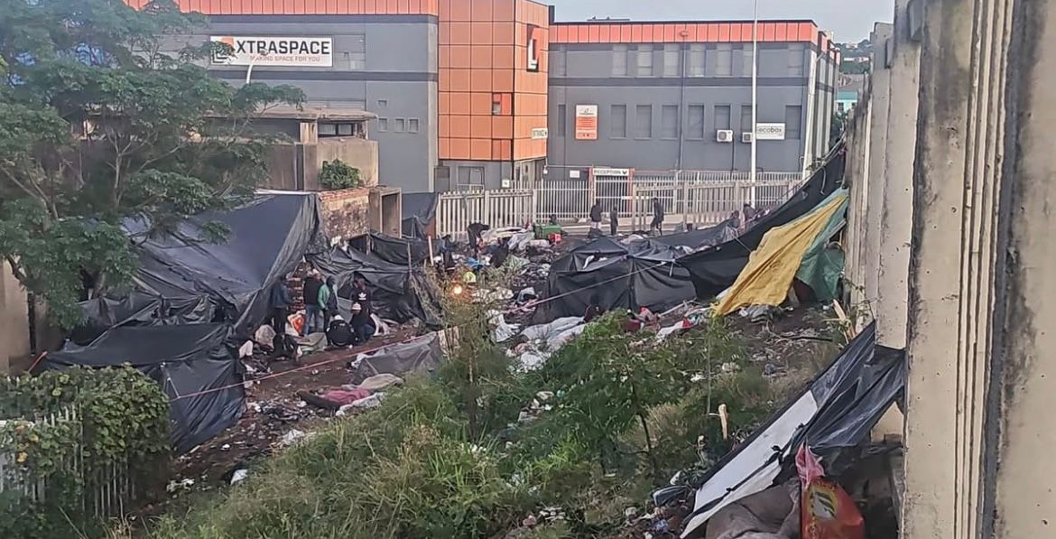 Residents of eThekwini sound the alarm over safety concerns along the M4 highway in Durban, citing increased crime and lack of security presence. Can authorities address the root causes of substance abuse and crime in the area? Source image: Sihle Mavuso