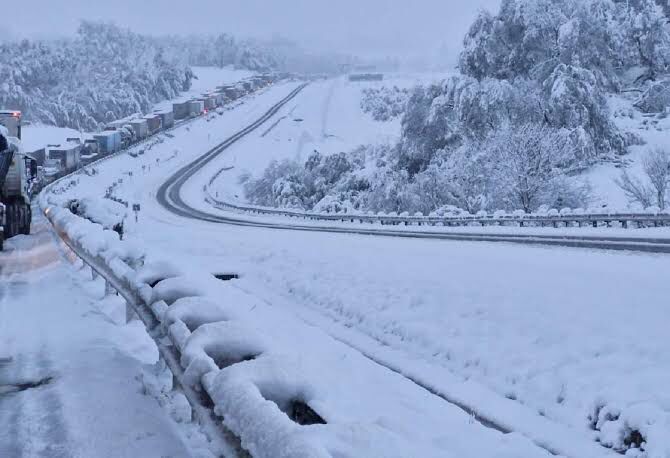 KZN roads shut down due to heavy snowfall; motorists are urged to exercise caution. Image: The Witness.