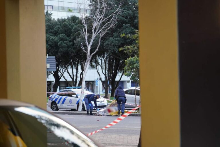 A tragic incident unfolded in Cape Town’s City Bowl on Monday, as an unidentified man fell from the rooftop of Hotel Sky. Image: Chealse Ogilvie/News24