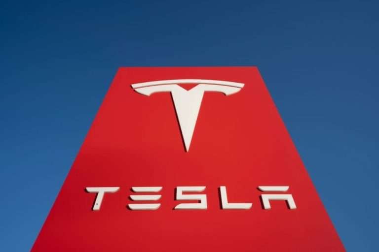 Tesla second quarter (Q2) revenue falls 12% amid political controversy. Image: AOL.