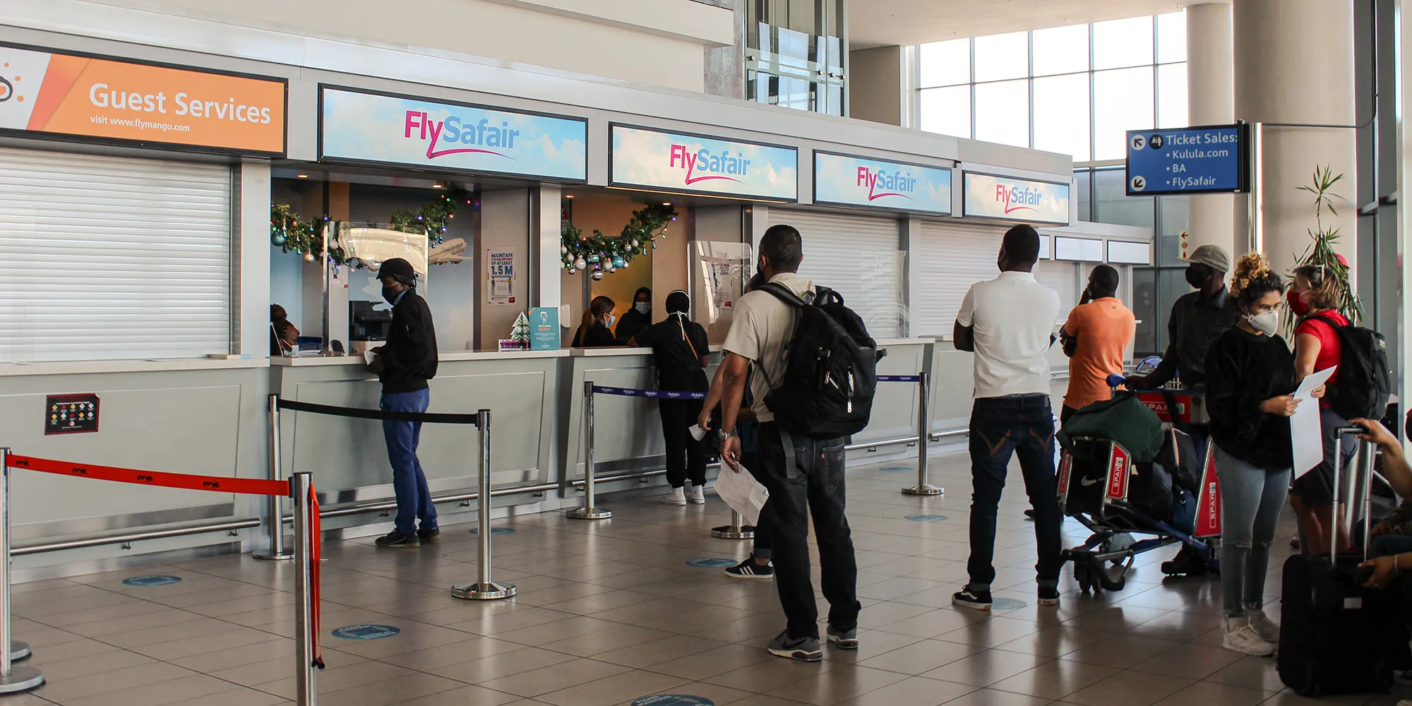 Picture showing FlySafair customers lined up at Cape Town International Airport during the festive season travel of 2021. Image: Victoria O’Regan/Daily Maverick.