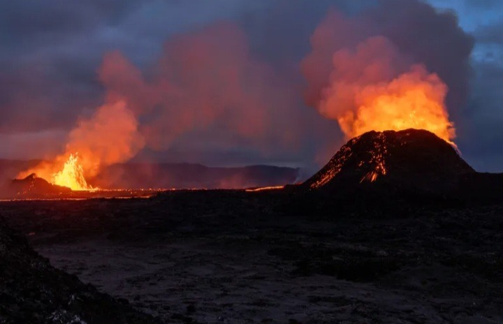Lava flows from multiple craters of the Sundhnukur volcano on June 2, 2024, on the Reykjanes Peninsula near Grindavik, Iceland. Image: John Moore/Getty Images.