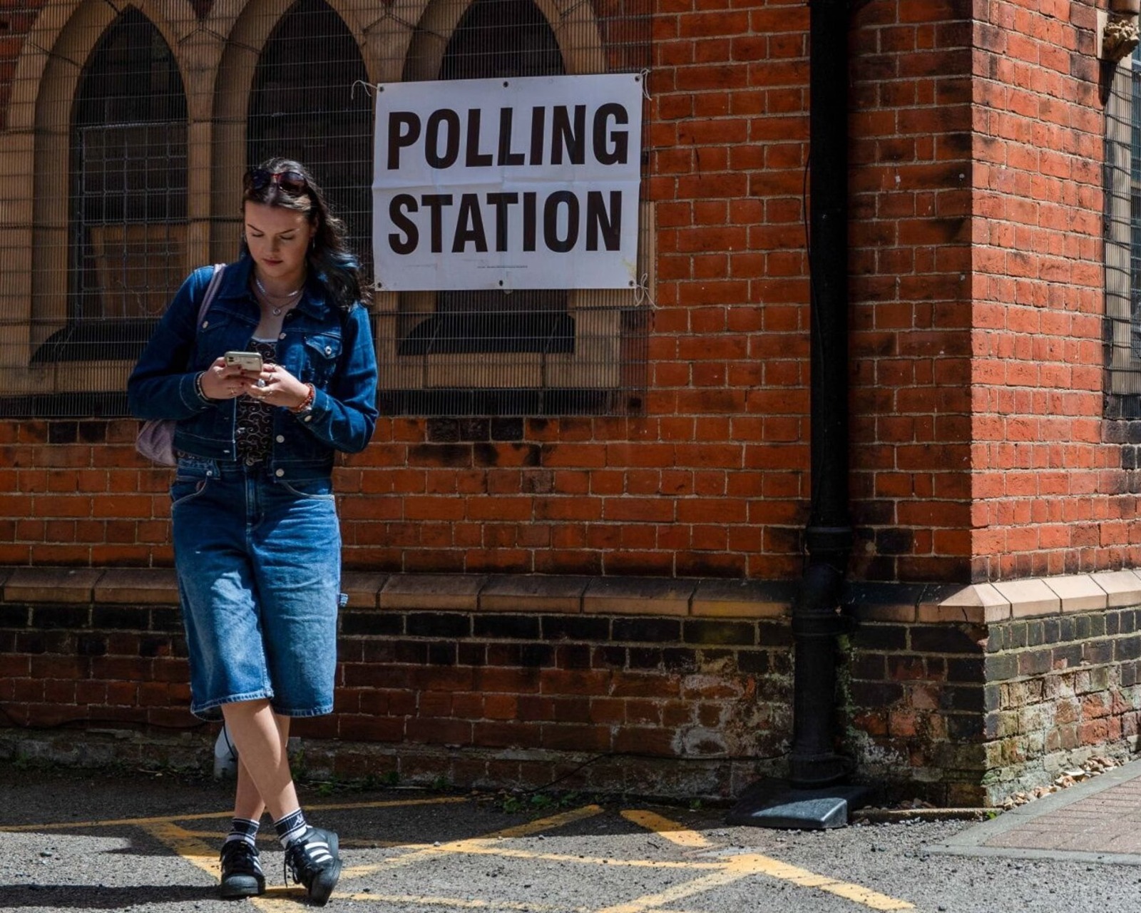 The UK government argues that giving 16- and 17-year-olds the vote is a matter of fairness, pointing out that many already hold jobs, pay taxes, and can enlist in the military, yet still have no say in choosing their leaders. Image: Getty Images.