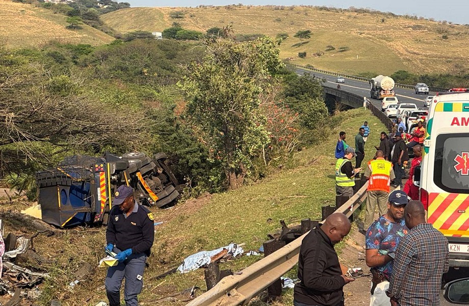 N2 vehicle collision involving a truck and a light motor vehicle resulting in multiple casualties on the KwaZulu-Natal North Coast. Image Credit: Arrive Alive