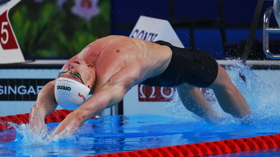 Pieter Coetzé powers to a shared silver in the 50m backstroke, his third medal and third African record at the World Championships in Singapore. Image: World Aquatics.