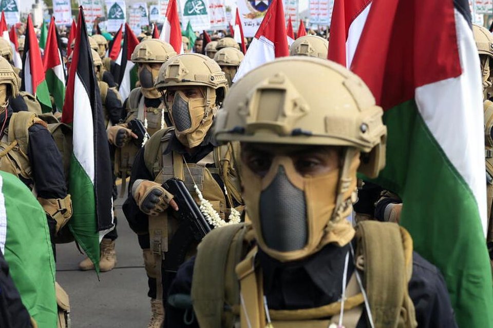 Yemen’s Houthi Rebels Storm UN Buildings & Detain 11 Workers 1 Houthi soldiers marching