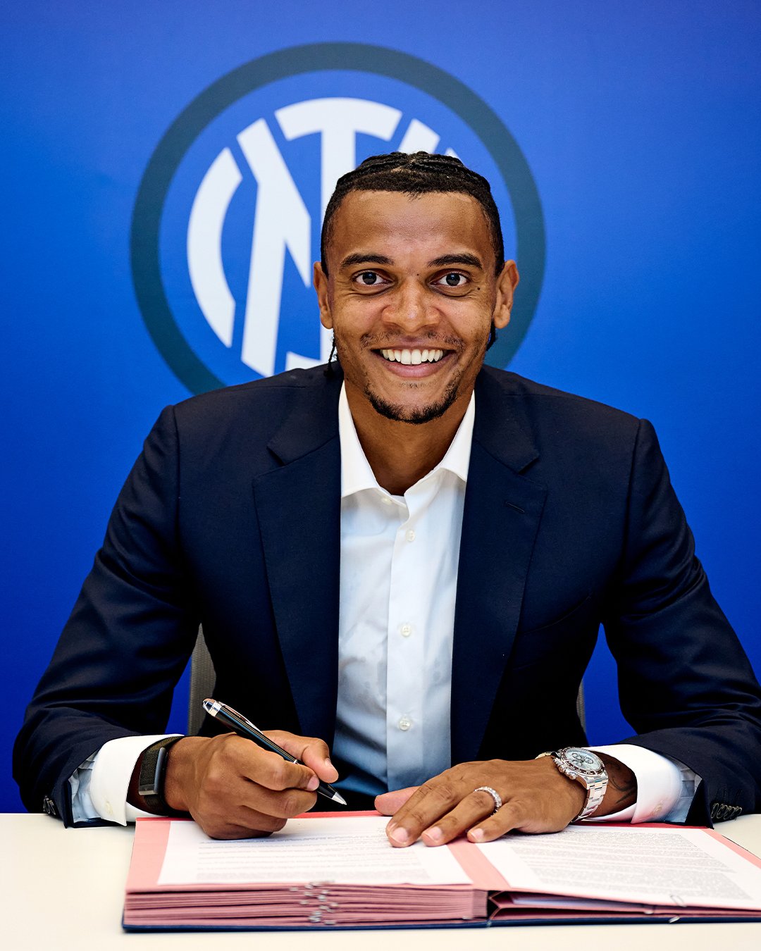 Manuel Akanji signing with Inter Milan.