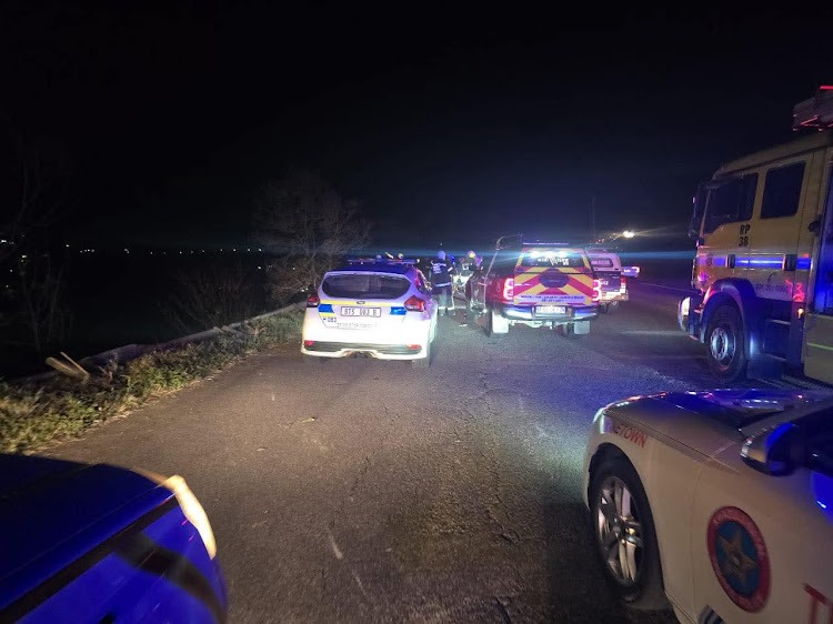 Police drunk driving arrests KZN – A night-time roadblock scene in KwaZulu-Natal with multiple emergency vehicles, including police cars, a fire truck, and a traffic enforcement SUV, all with flashing lights on.