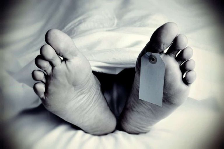 Feet of a deceased person in a morgue with a tag, symbolizing the crisis of unclaimed bodies.