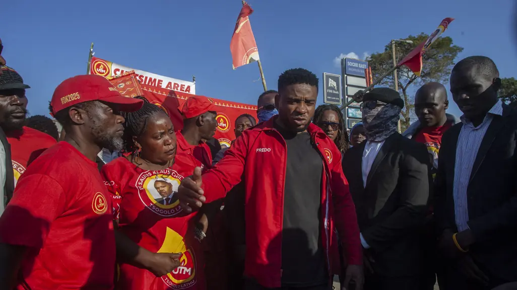 Credit Image: Getty Images The image shows Malawian musician Fredo Penjani Kalua, popularly known as Fredokiss, dressed in a red jacket, walking with his supporters during a political campaign rally in Blantyre on August 9, 2025. He is accompanied by bodyguards and surrounded by a crowd of people, many wearing red t-shirts bearing the face of Saus Klauls Chilobwe. The rally takes place amid the backdrop of the Malawi fuel crisis, reflecting the heightened political activism and unrest caused by the ongoing economic challenges in the country.