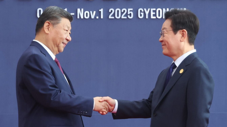 Chinese President Xi Jinping and South Korean President Lee Jae Myung at APEC 2025