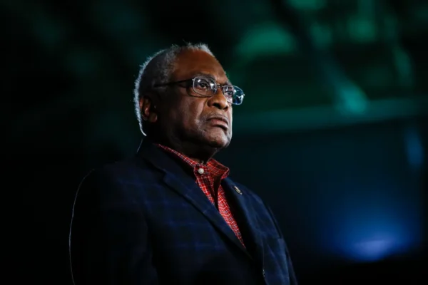James Clyburn urges women to persevere in pursuit of presidency despite obstacles.
